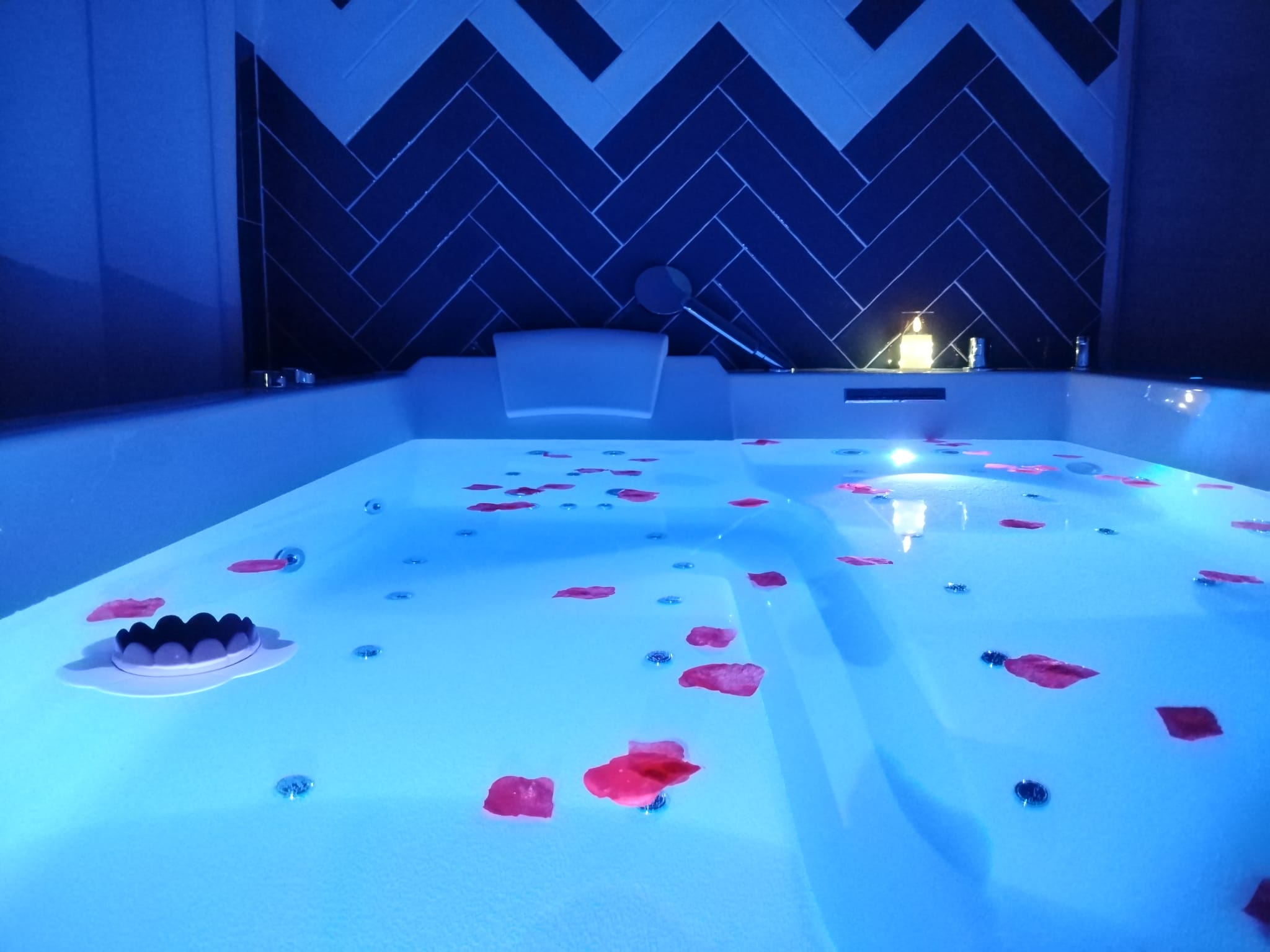 Baignoire balnéo décorée pour un week-end romantique près de Paris.
