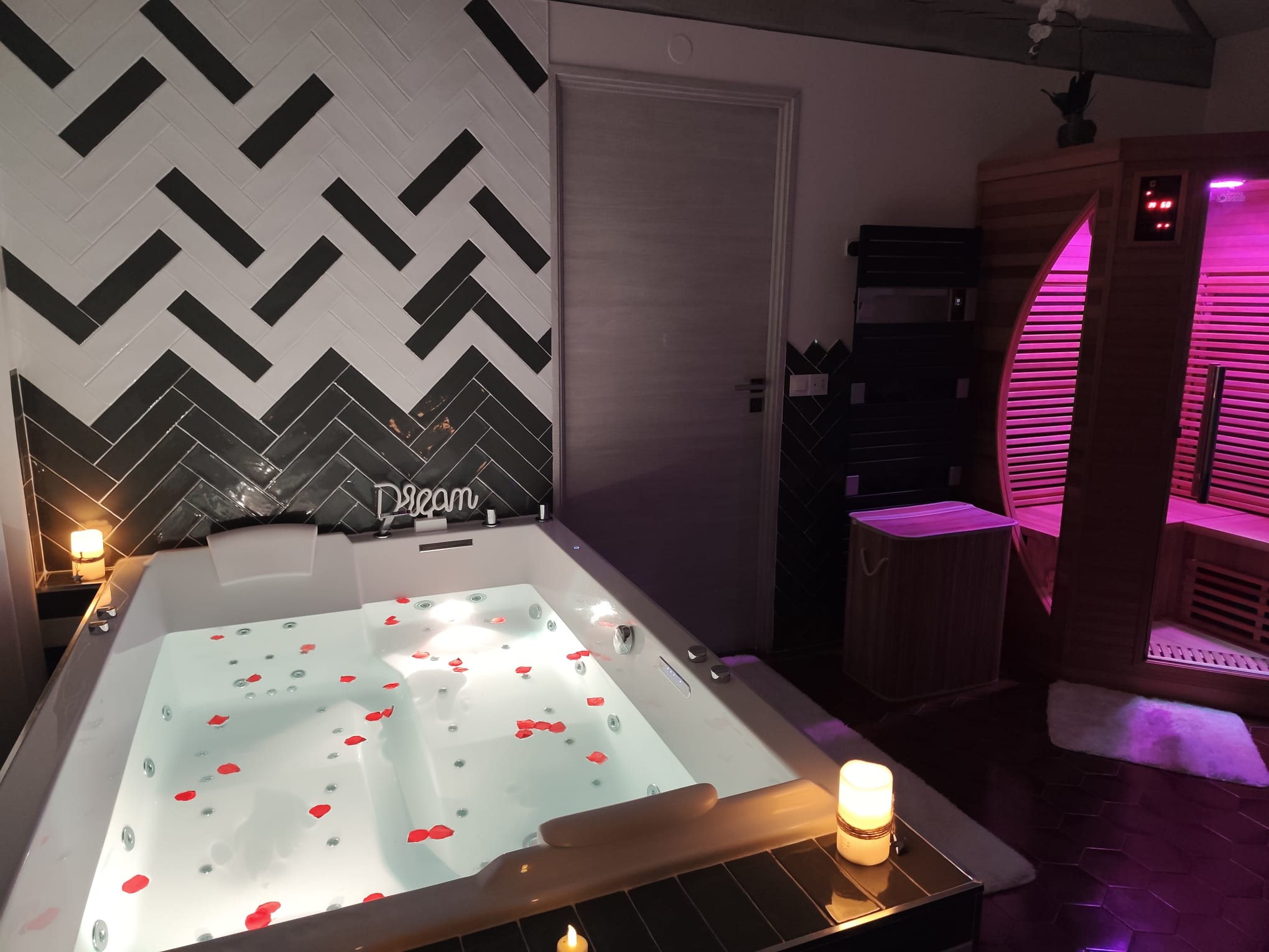 Salle de bain bien-être avec baignoire balnéo et sauna privatif près de Paris.