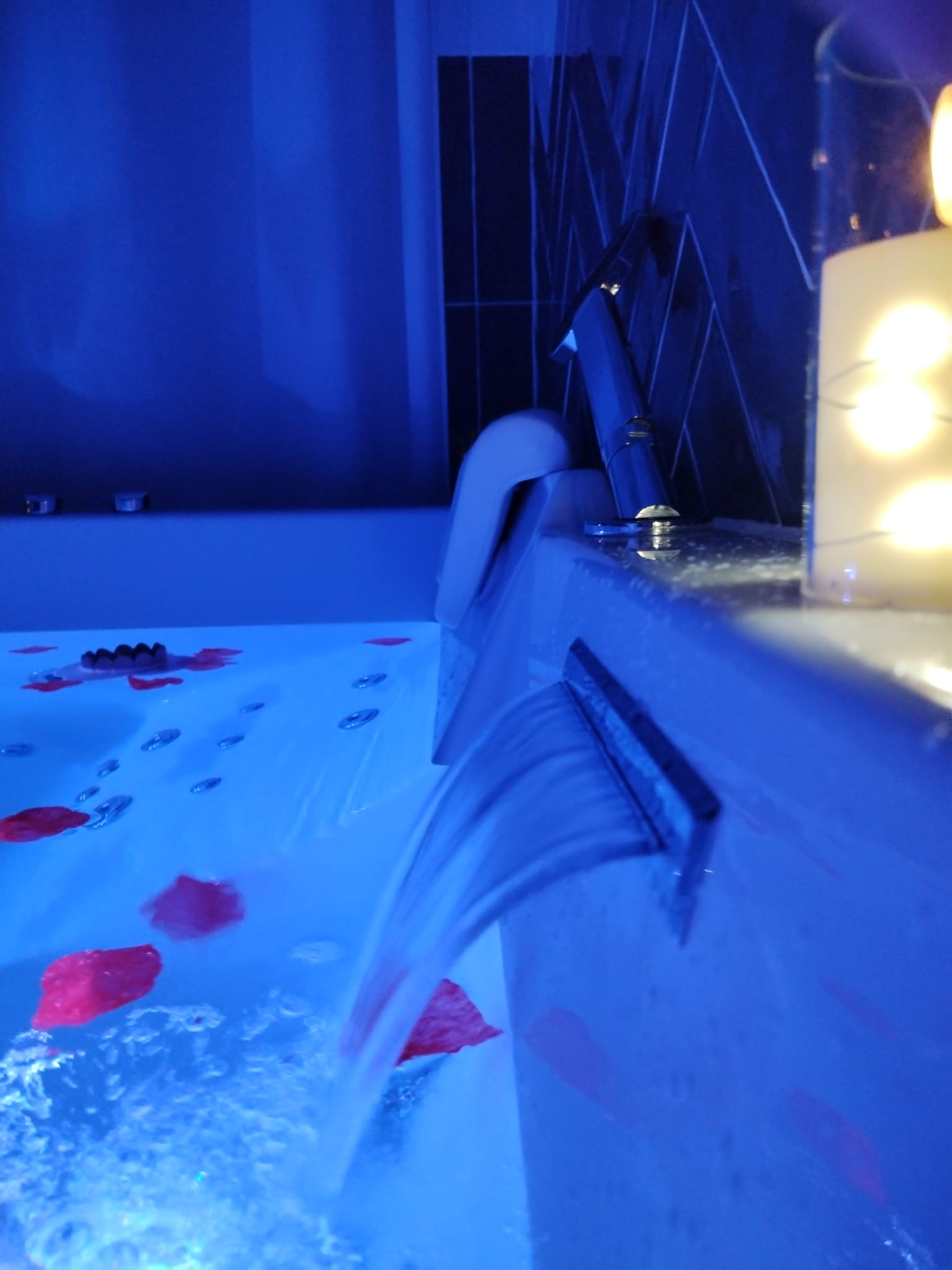 Baignoire balnéo professionnelle dans un gîte avec jacuzzi privatif près de Paris.