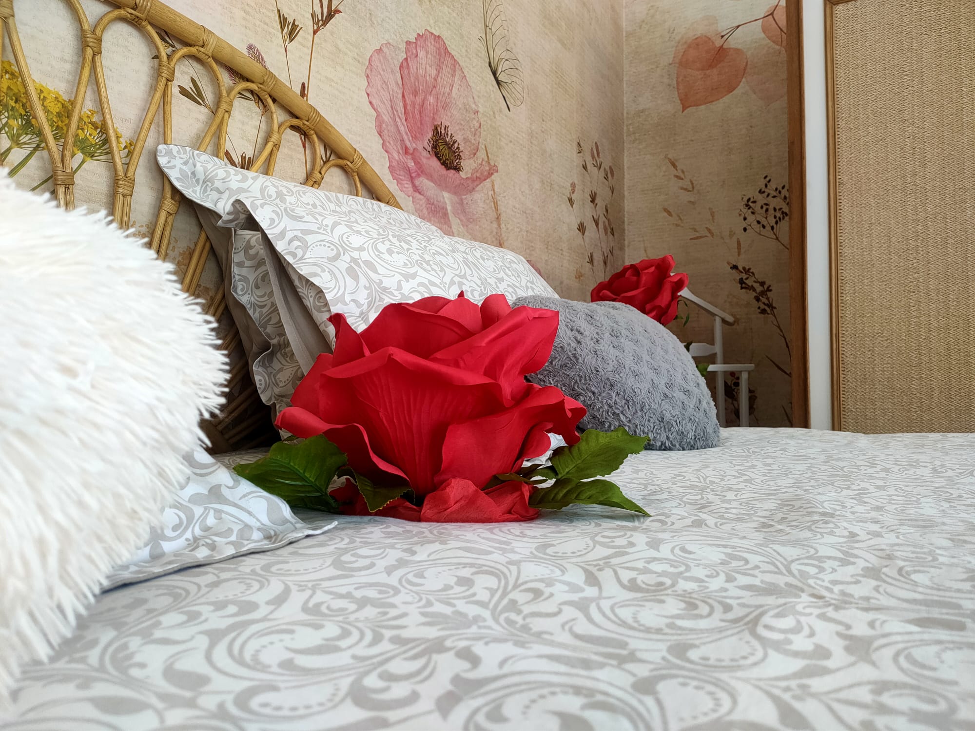 Chambre romantique avec lit king size dans un gîte avec spa privatif près de Paris.